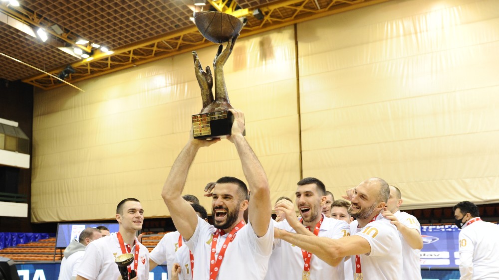 Branko Lazić podiže 15. trofej kao igrač Zvezde (©MN Press)